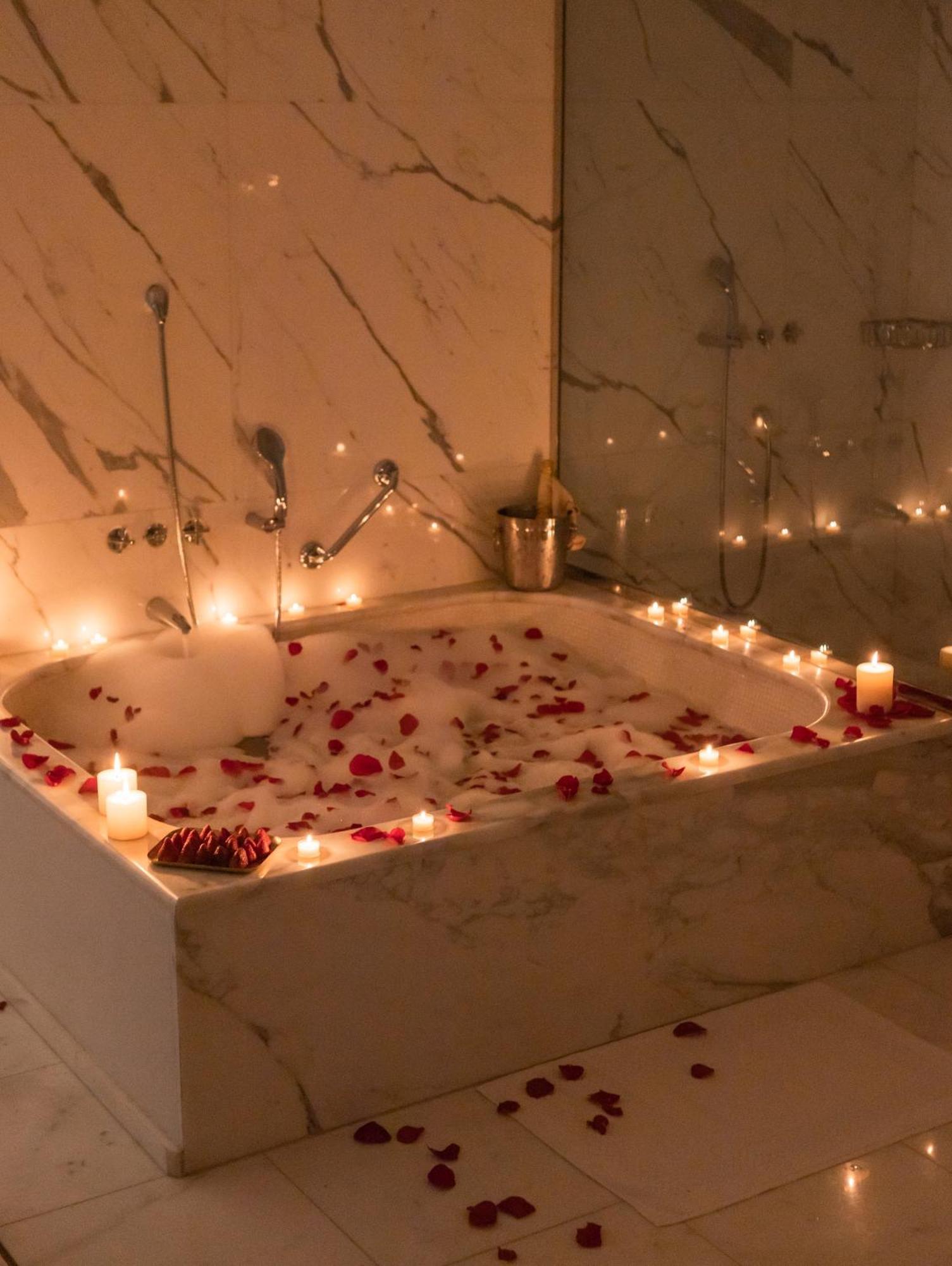 Boscolo Nice Hotel & Spa المظهر الخارجي الصورة A bath with rose petals